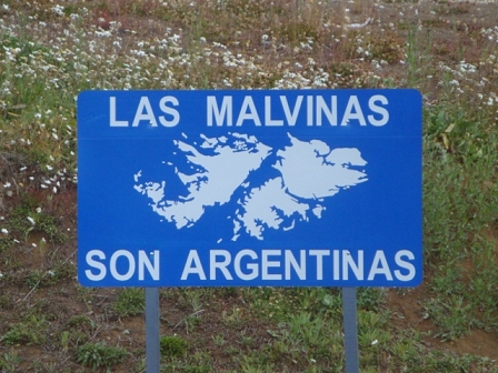 Straßenschild, auf dem die Falkland-Inseln abgebildet sind, mit dem Schriftzug "Malvinas son argentinas", also die Falkland-Inseln sind argentinisch